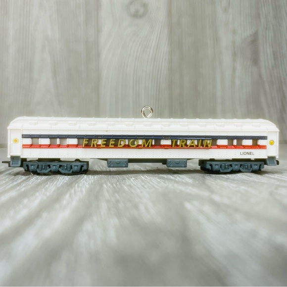 Hallmark Christmas Ornament 2007 Freedom Train Sleeper Lionel train collection - Picture 6 of 7